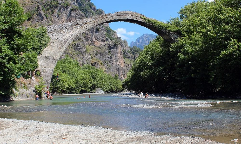 Αλβανικό παραλήρημα στα social media με το γεφύρι της Κόνιτσας: «Γιατί δεν κυματίζει η Αλβανική σημαία»;